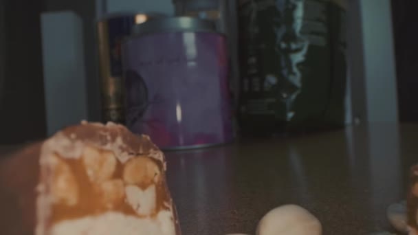Makro Zblízka Pohled Rozbitou Čokoládovou Tyčinku Kešu Ořechy Kokosem — Stock video