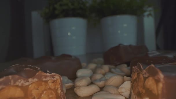 Macro Close Zicht Gebroken Chocoladereep Van Chocolade Met Cashewnoten Kokosnoot — Stockvideo