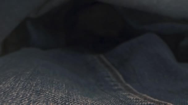 Macro de tissu de jeans glissant sur le côté. Matières textiles.