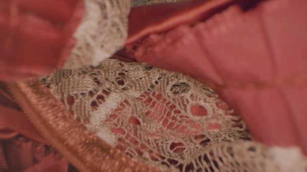 Макро Крупним Планом Вигляд Рожевої Жіночої Нижньої Білизни Столі — стокове відео
