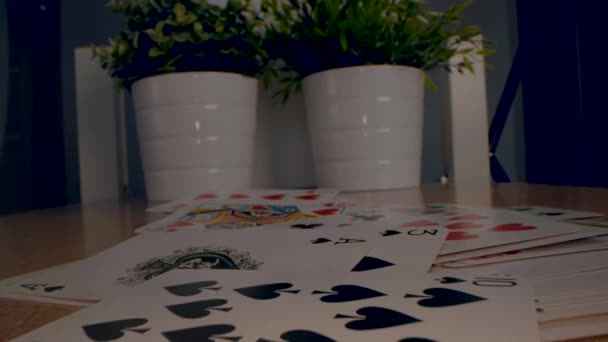 把家里桌上的一堆堆扑克牌收起来 — 图库视频影像