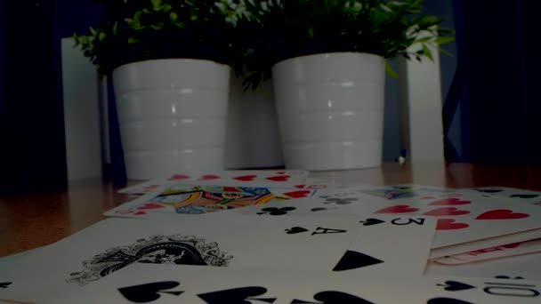 Haufen Spielkarten Hause Auf Dem Tisch — Stockvideo