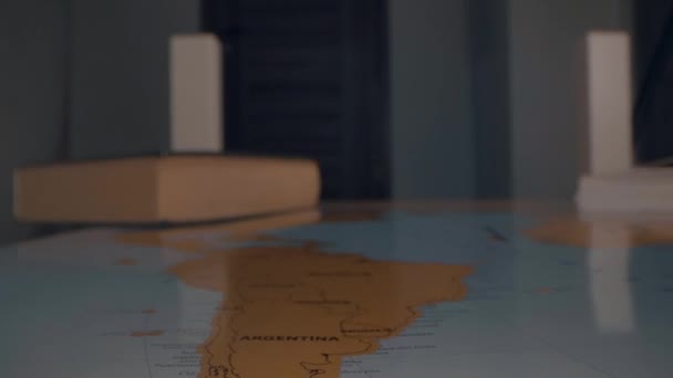 密切关注桌子上的地理世界地图 — 图库视频影像