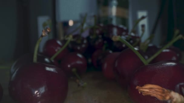 Čerstvé Zralé Třešně Zblízka Proklouzávám Mezi Bobulemi Zobrazení Makra Třešní — Stock video