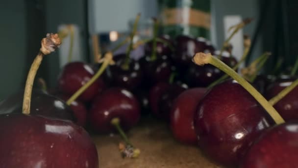 Frische Reife Kirschen Aus Nächster Nähe Durch Die Beeren Gleiten — Stockvideo