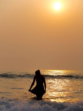 Siluet, oldukça okyanustan kız yürüyüş