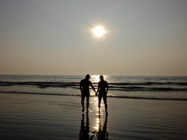 Aşık sahilde elele git