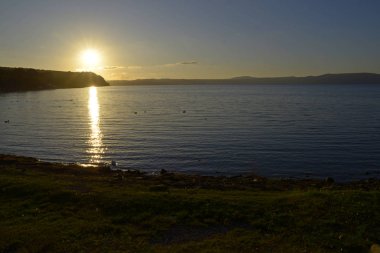 İtalya 'nın Bracciano gölünde yaz günbatımı