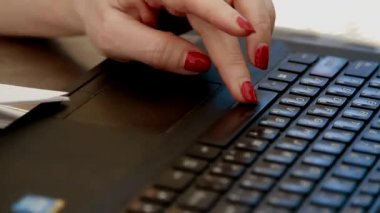 tipik bir dizüstü bilgisayar klavye üzerinde kadın