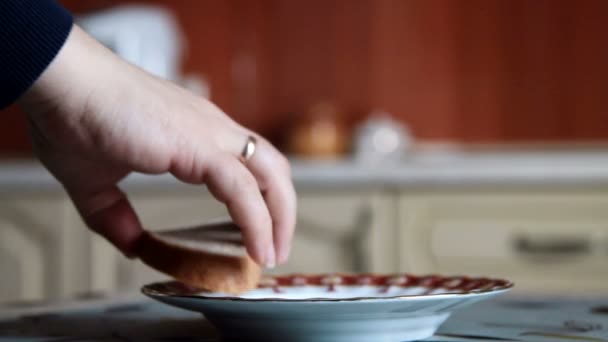 Человек кладет хлеб на тарелку — стоковое видео