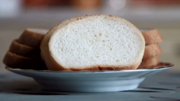 L'uomo mette il pane su un piatto — Video Stock