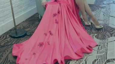 bir sandalyede oturan genç kız