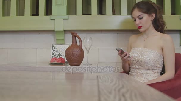 Girl sitting at the table — Stock Video