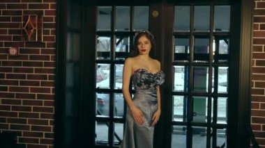 Güzel kız kameraya poz