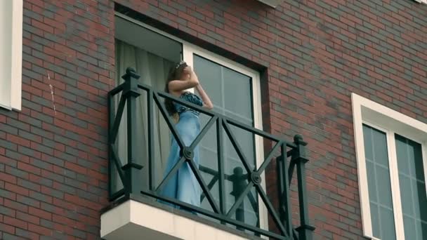 Belle fille sur le balcon — Video