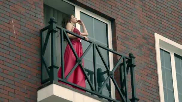 Vacker flicka på balkongen — Stockvideo