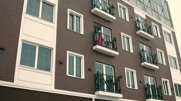 Mooi meisje op het balkon — Stockvideo