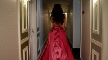 koridorda yürürken Kırmızı elbiseli kız