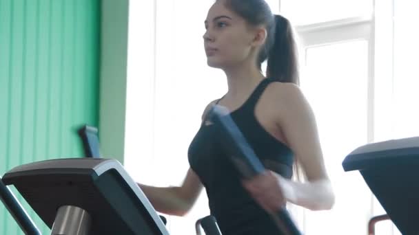 Dziewczyna w siłowni — Wideo stockowe