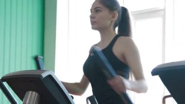 Kızı spor salonunda