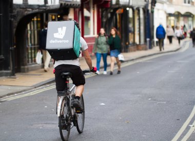 Deliveroo Take Away gıda teslim kişi