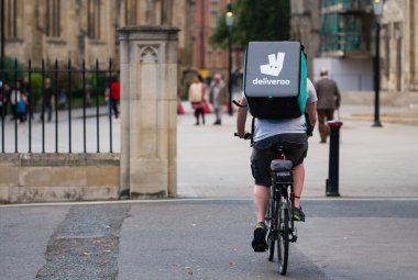 Deliveroo Take Away gıda teslim kişi
