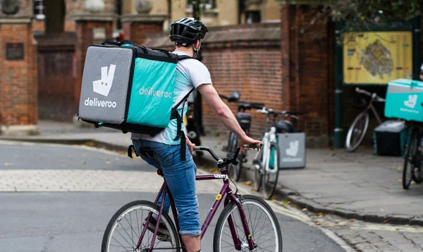 Deliveroo Take Away gıda teslim kişi