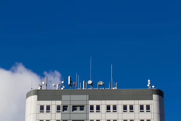 Telecommunicatie-eindapparatuur op het dak — Stockfoto