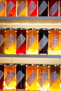 Cornwall, İngiltere - 18 Nisan 2017. Rengarenk ışıklı ev yapımı reçel kavanoz dolu depo raflar, jöle, korur ve Hint turşusu yerel satan bir yerel Cornish deposundaki yerel halk ve turistler için üretmek