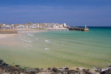 St Ives, Cornwall, İngiltere - 18 Nisan 2017. St Ives bir tipik ve popüler Cornish turistik onun güzel, kumlu plajları ve liman nedeniyle yer. St Ives bay burada güzel güneşli bir açık mavi gökyüzü ile gösterilir.