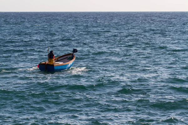 Pescador Cornualles Dirige Mar Barco Pesca Tradicional Para Recoger Cangrejos — Foto de Stock