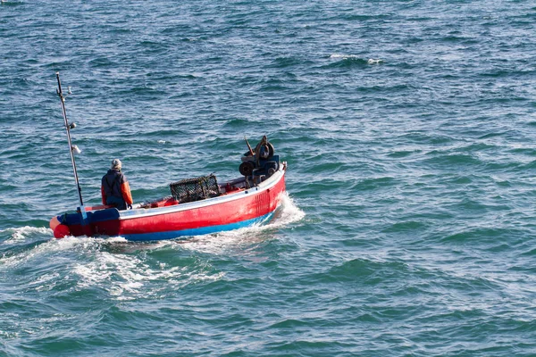 Pescador Cornualles Dirige Mar Barco Pesca Tradicional Para Recoger Cangrejos — Foto de Stock