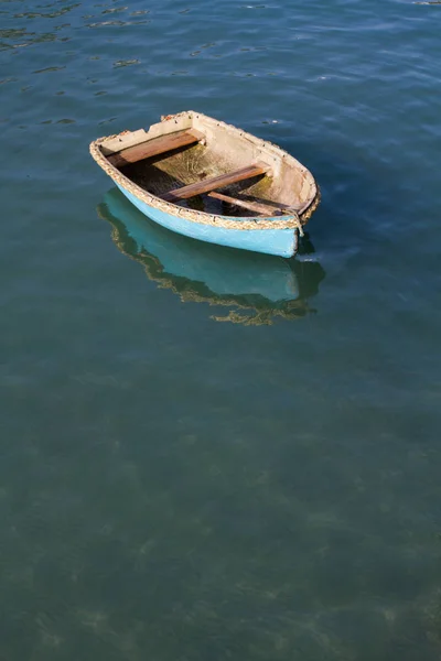 Barco pequeño flotando lejos — Foto de Stock