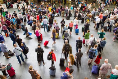 Kings Cross tren istasyonuna kalabalık saatte