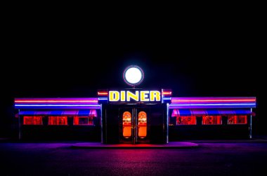Newark, İngiltere - 2 Kasım 2017. Bir geleneksel Amerikan restoranda büyük bir işareti ile gece ve renkli parlak, fluourescent ve karanlıkta parlayan neon aydınlatma.