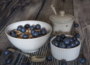 Granola ve yaban mersini kahvaltı masası