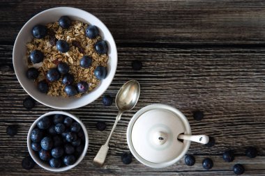 Yaban mersini ve Granola kahvaltı masası