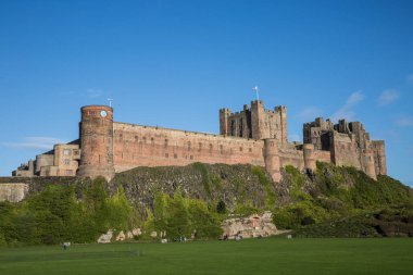Northumberland Uk 'taki Bamburgh şatosu ve kriket meydanı