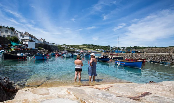 Holidaymakers at Coverack Harbour in Cornwall — Stock Photo, Image