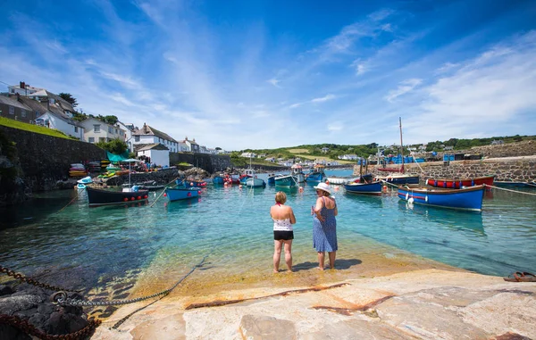 Holidaymakers at Coverack Harbour in Cornwall — Stock Photo, Image