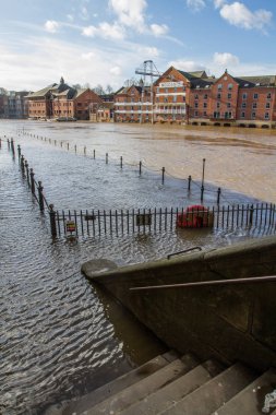 York, Yorkshire, Uk - 22 Şubat 2020. Ouse Nehri 'nin taşmasından sonra York' un taşan sokaklarının manzarası perakende ve mülkte aşırı sigorta hasarına yol açtı.