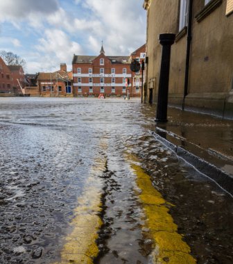 York, Yorkshire, Uk - 22 Şubat 2020. Ouse Nehri 'nin taşmasından sonra York' un taşan sokaklarının manzarası perakende ve mülkte aşırı sigorta hasarına yol açtı.