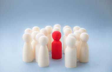 Farklı olduğu için bir grup insan tarafından çevrelenen ve korunan sosyal çeşitliliğe sahip bir insan..