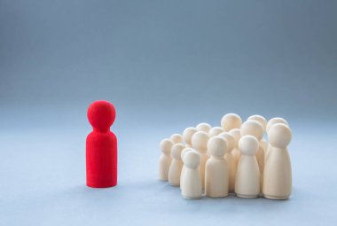 Bir ispirasyonel öğretmen, büyük bir okul öğrencisinin önünde oyuncak bebek içinde duruyor. Eğitimin genel konsept görüntüsü.