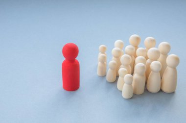 Bir ispirasyonel öğretmen, büyük bir okul öğrencisinin önünde oyuncak bebek içinde duruyor. Eğitimin genel konsept görüntüsü.