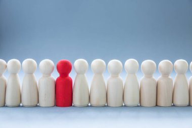 Bir sıra insan figürü, bireyselliği temsil eden ve Coronavirus gibi bir hastalığa sahip olmak ve başkalarına bulaştırmak gibi farklı olan tek bir bireye sahip.