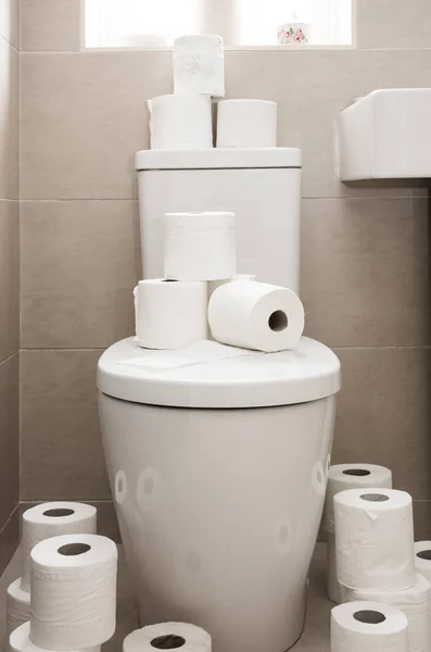 Wnętrze Wyłożonej Kafelkami Łazienki Białym Apartamentem Toaletą Pokrytą Rolkami Toalety — Zdjęcie stockowe