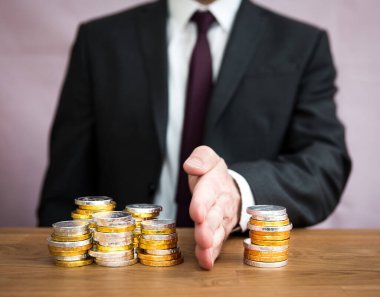 Kâr ve geliri ödeme veya tasarruf için yüzde ve küçük oranlara bölen bir iş adamı ya da finans kavramı