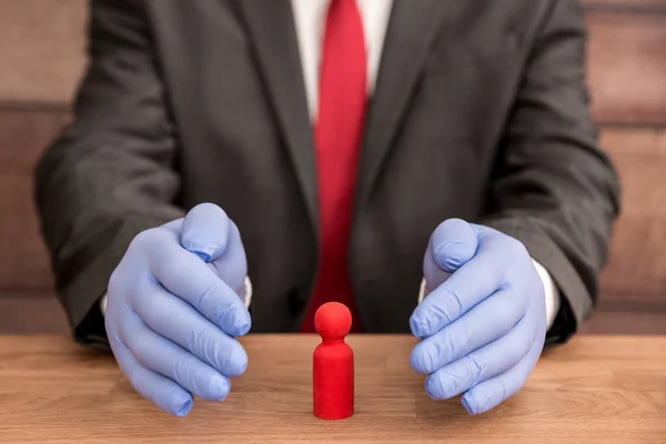 Coronavirus konsepti, mavi ameliyat eldivenleri giyen bir adamın bir işçiyi, çalışanı, hastayı ya da kişiyi virüsten koruması ve koruması.