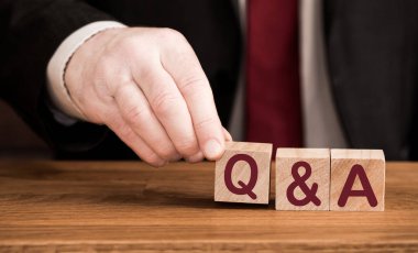 Bir soru-cevap kavramı ya da bir erkek iş adamı tarafından tahta bloklarda hecelenen ifade